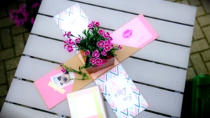 Offene Pop-Up-Box mit Pink Kisses