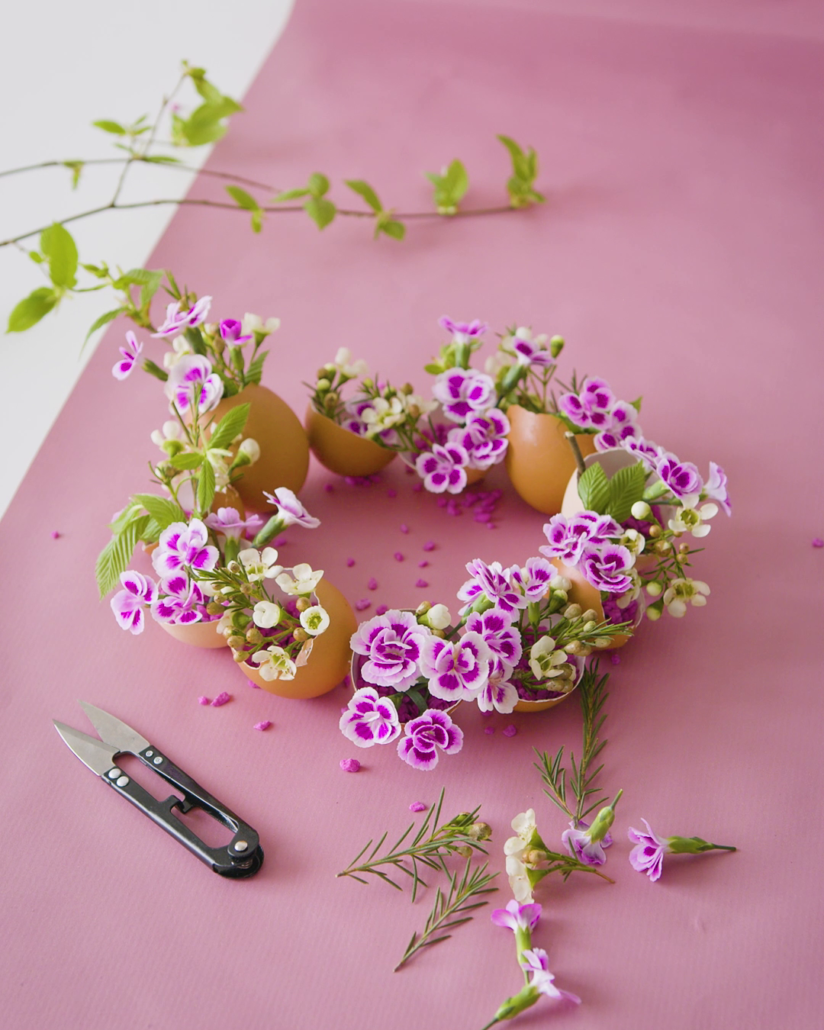 Der fertige Osterkranz aus leeren Eierschalen mit Pink Kisses und anderen Blumen
