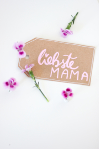 Geschenkanhänger mit der Beschriftung "liebste Mama" und Pink Kisses-Blüten